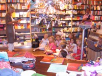 /album/fotogalerij-kinderboekenweek-en-schoolbezoeken-2012/a4-tijdens-het-voorlezen-luisterden-de-kinderen-aandachtig-ieder-voorzien-van-hun-eigen-snoepje-jpg1/